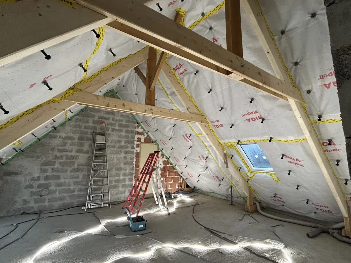 Isolation de combles en cours — membrane ISOVER charpente — BLR Plafonds Suspendus