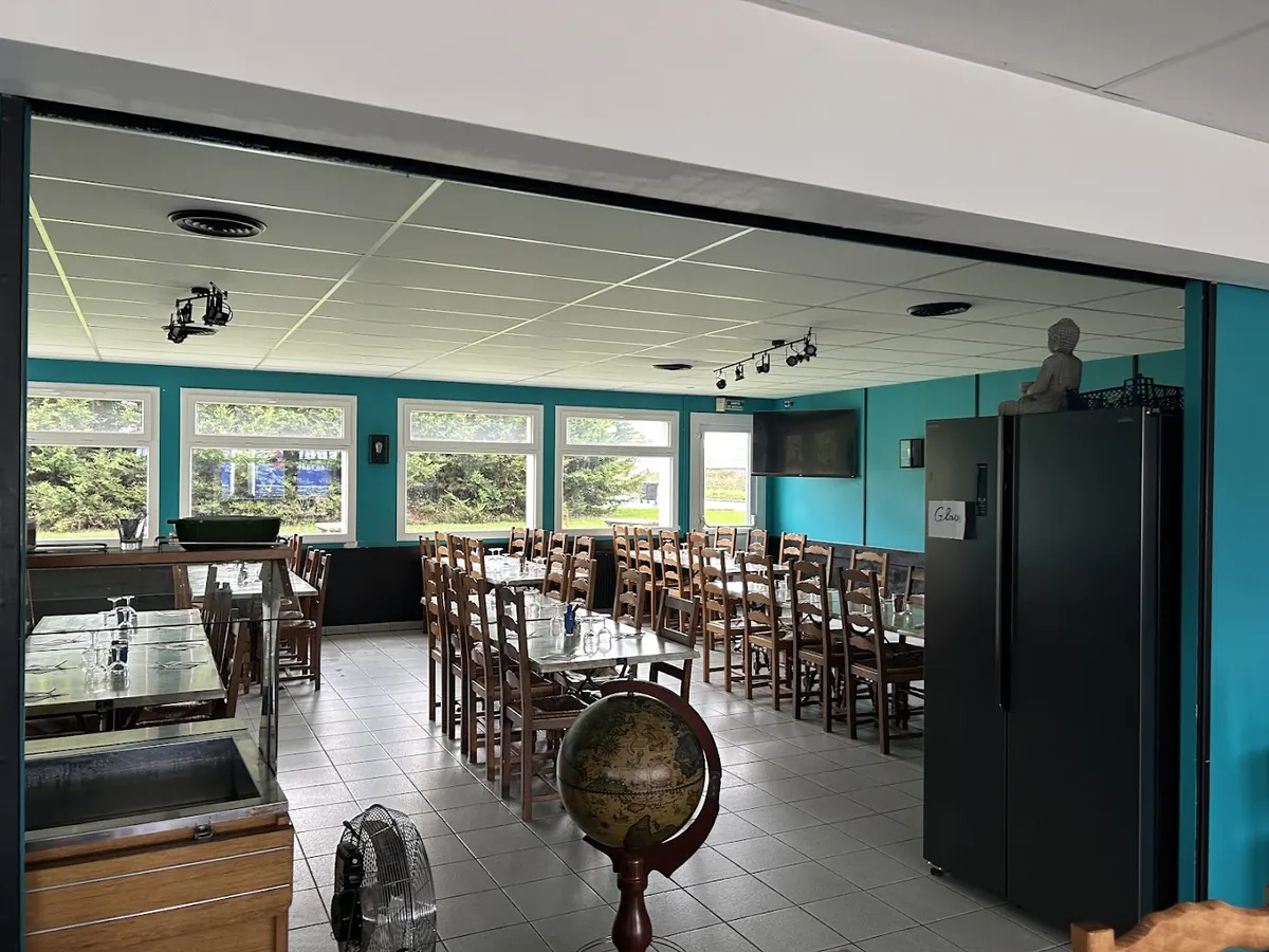 Plafond suspendu blanc posé dans un restaurant à Rédéné — réalisation BLR